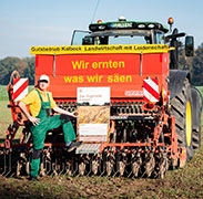 Andreas Mesch vor seinem Traktor