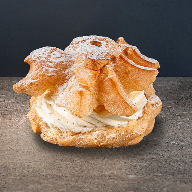 Windbeutel mit Kirschen