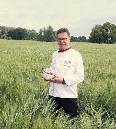 Norbert Büsch mit Emmer-Brot
