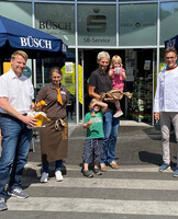 Neuss: (v.l.) LAGA-Prokurist Andreas Iland, Büsch-Fachverkäuferin Nicole Bonkowski, Gewinner Michael Flaßkamp mit Noah und Elisa (auf dem Arm), Geschäftsführer Norbert Busch und Marketingleiterin Annett Swoboda 