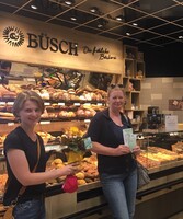 Köln: LAGA-Pressemitarbeiterin Lea Mispelkamp, Gewinnerin Sabine Troschke und Büsch-Fachgeschäftsleiterin Eleni Paraskevopoulou. 